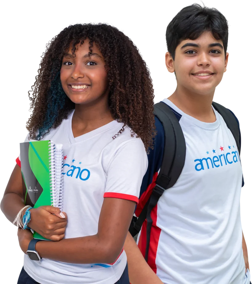 Estudantes do Colégio Americano sorrindo, com uniforme da escola