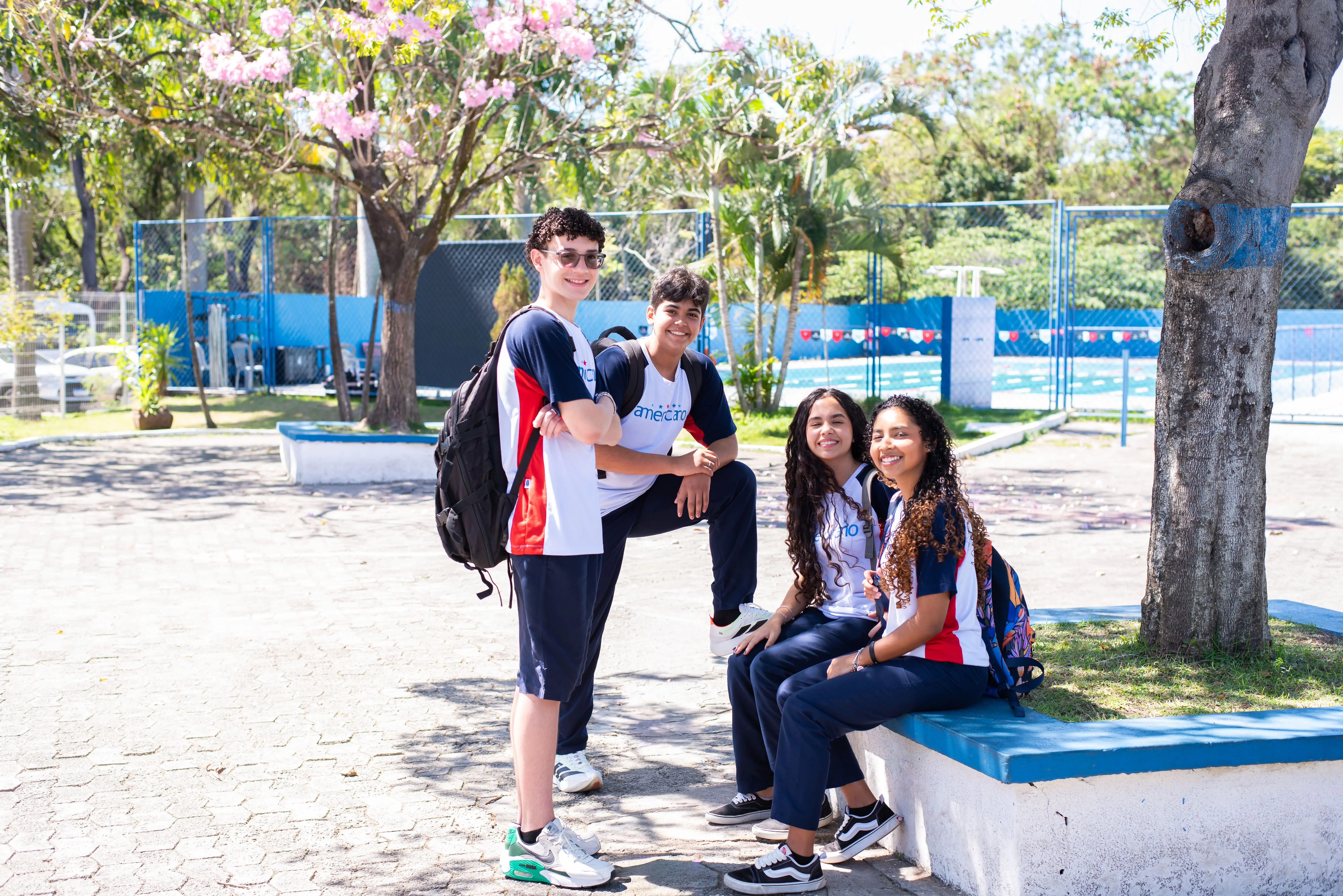 Alunos no pátio coberto do Colégio Americano Serra