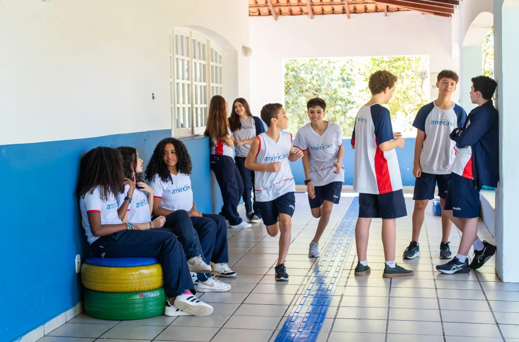 Professora e alunos em sala de aula no Colégio Americano Guarapari